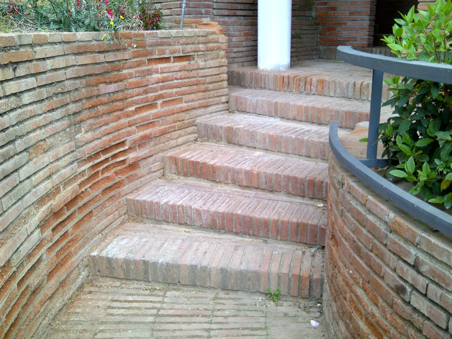 Escala exterior amb nou paviment antilliscant (Abans)