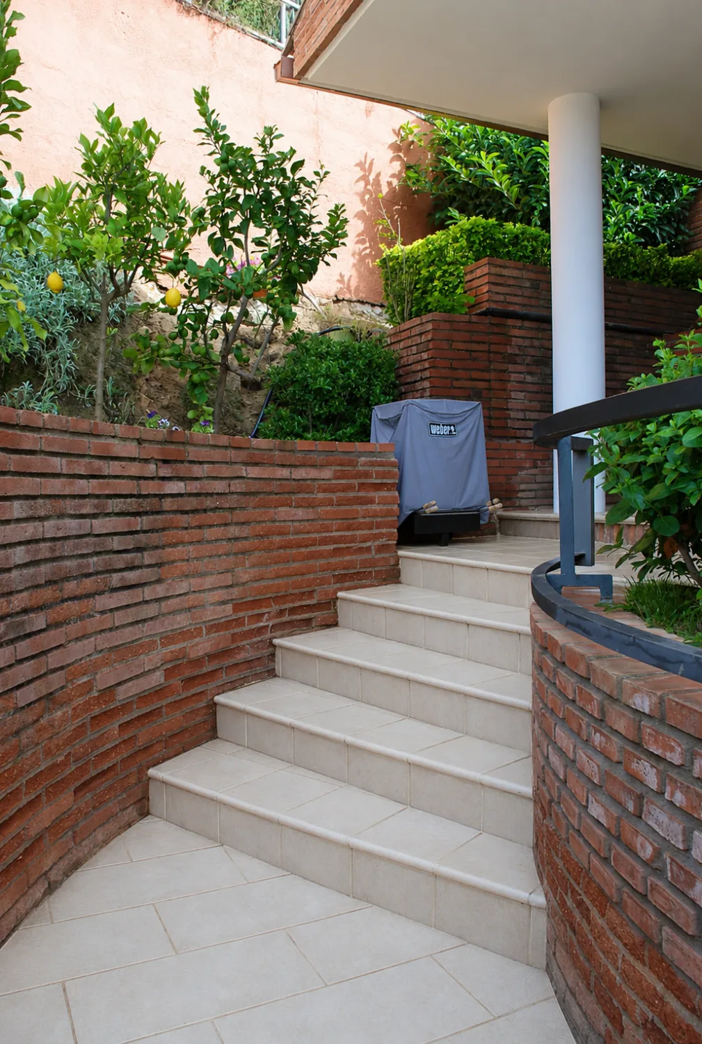 Escala exterior amb nou paviment antilliscant (Després)