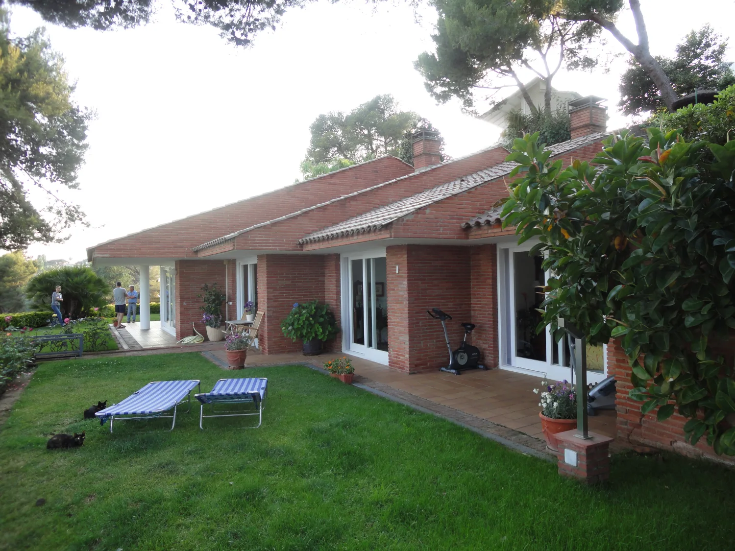 Paviment exterior nou amb canals pluvials en to coure (Abans)
