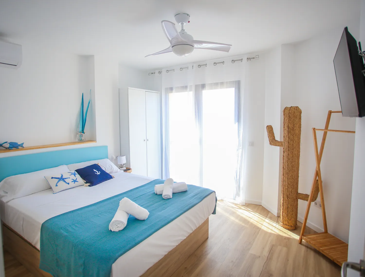 Dormitorio reformado con salida a balcón