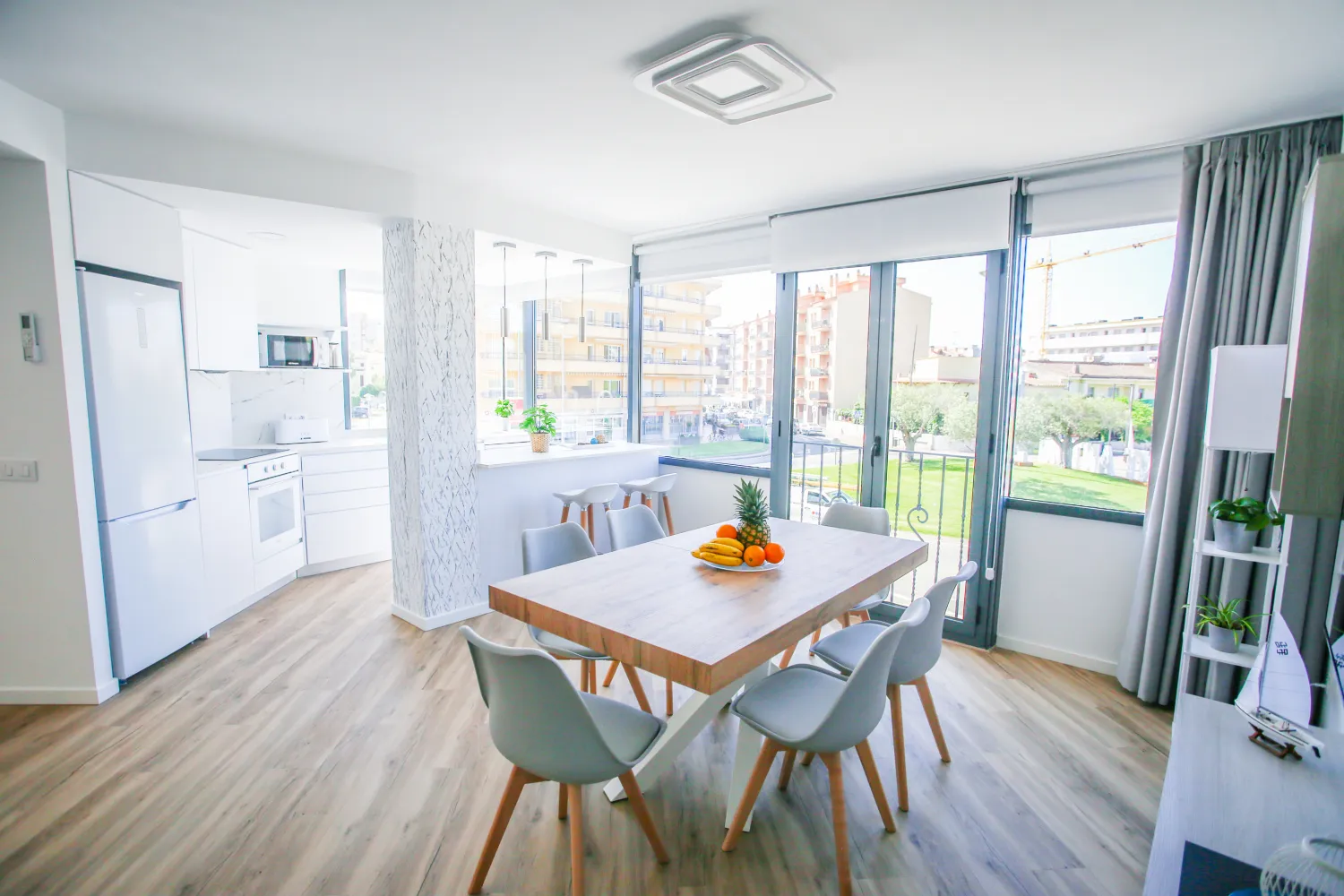 Salón-comedor con cocina abierta tras una reforma integral