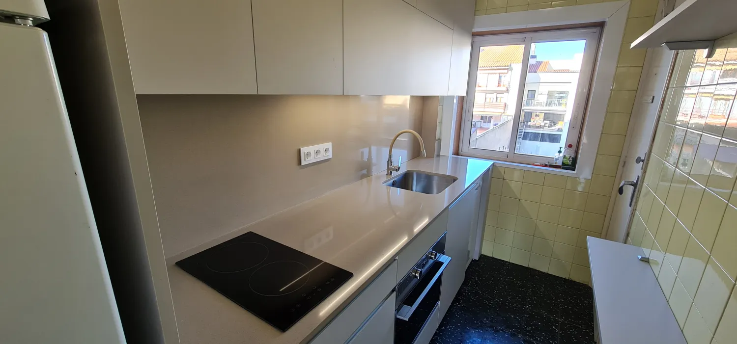 Cocina reformada con encimera oscura y vistas