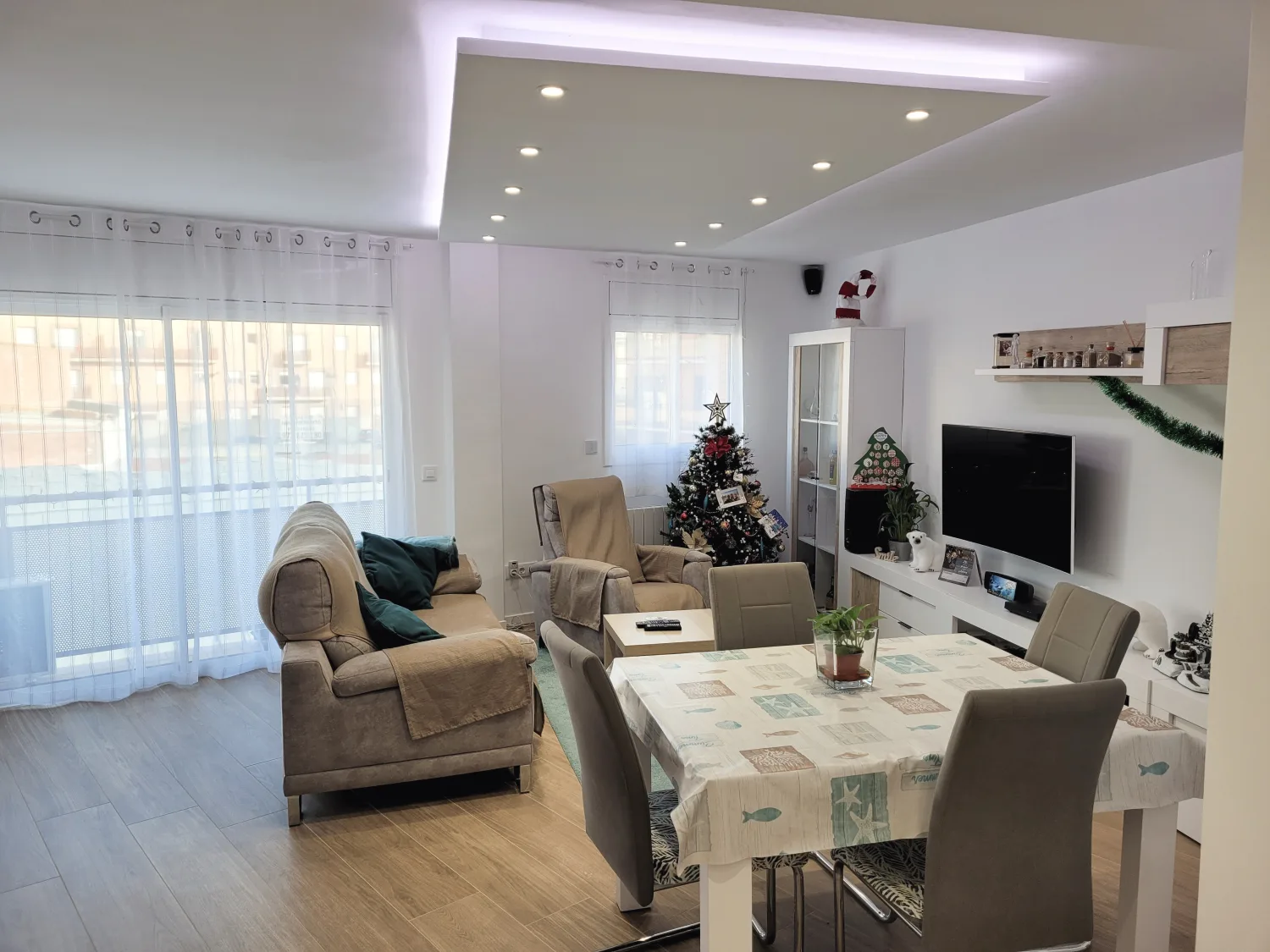 Sala d'estar-menjador amb il·luminació de pladur a mida