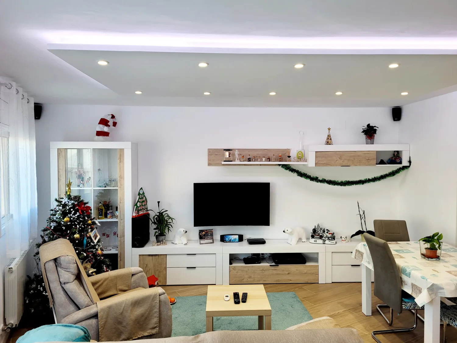 Sala d'estar-menjador reformada amb fals sostre il·luminat