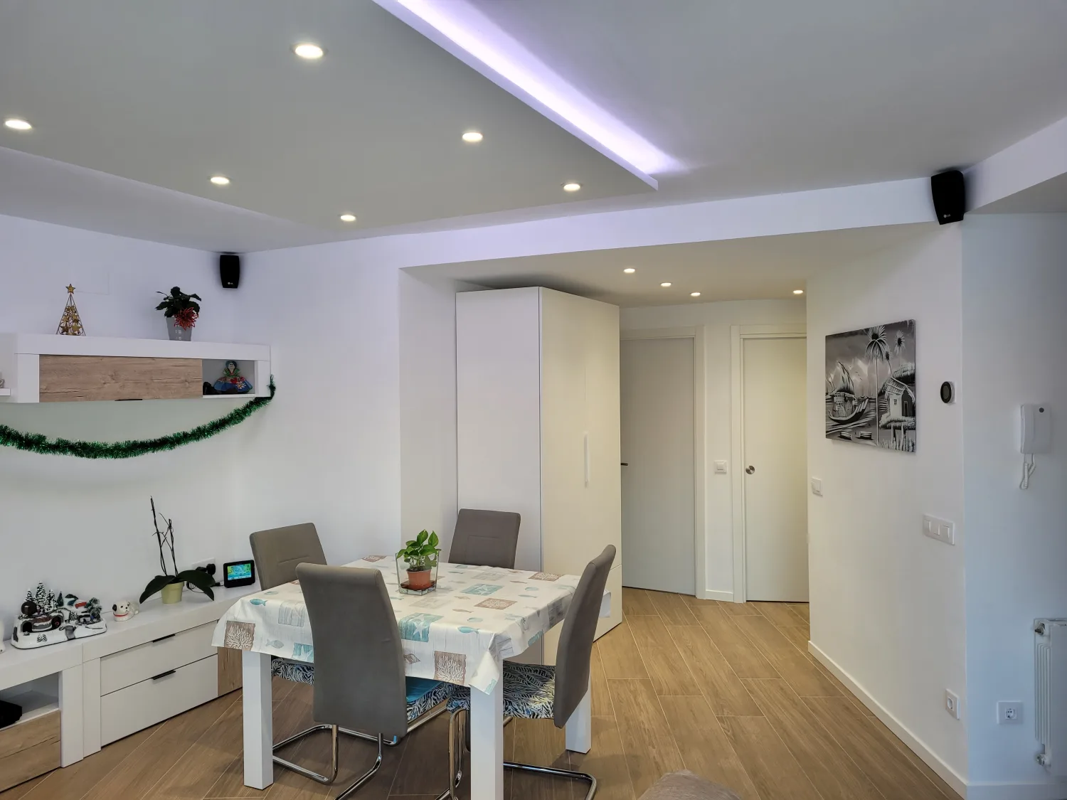 Menjador connectat amb les habitacions i zona d'emmagatzematge