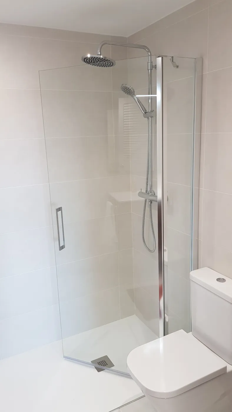 Baño reformado con cambio de bañera por ducha en una segunda residencia