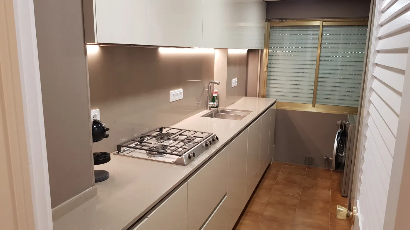 Cocina reformada en un apartamento de segunda residencia