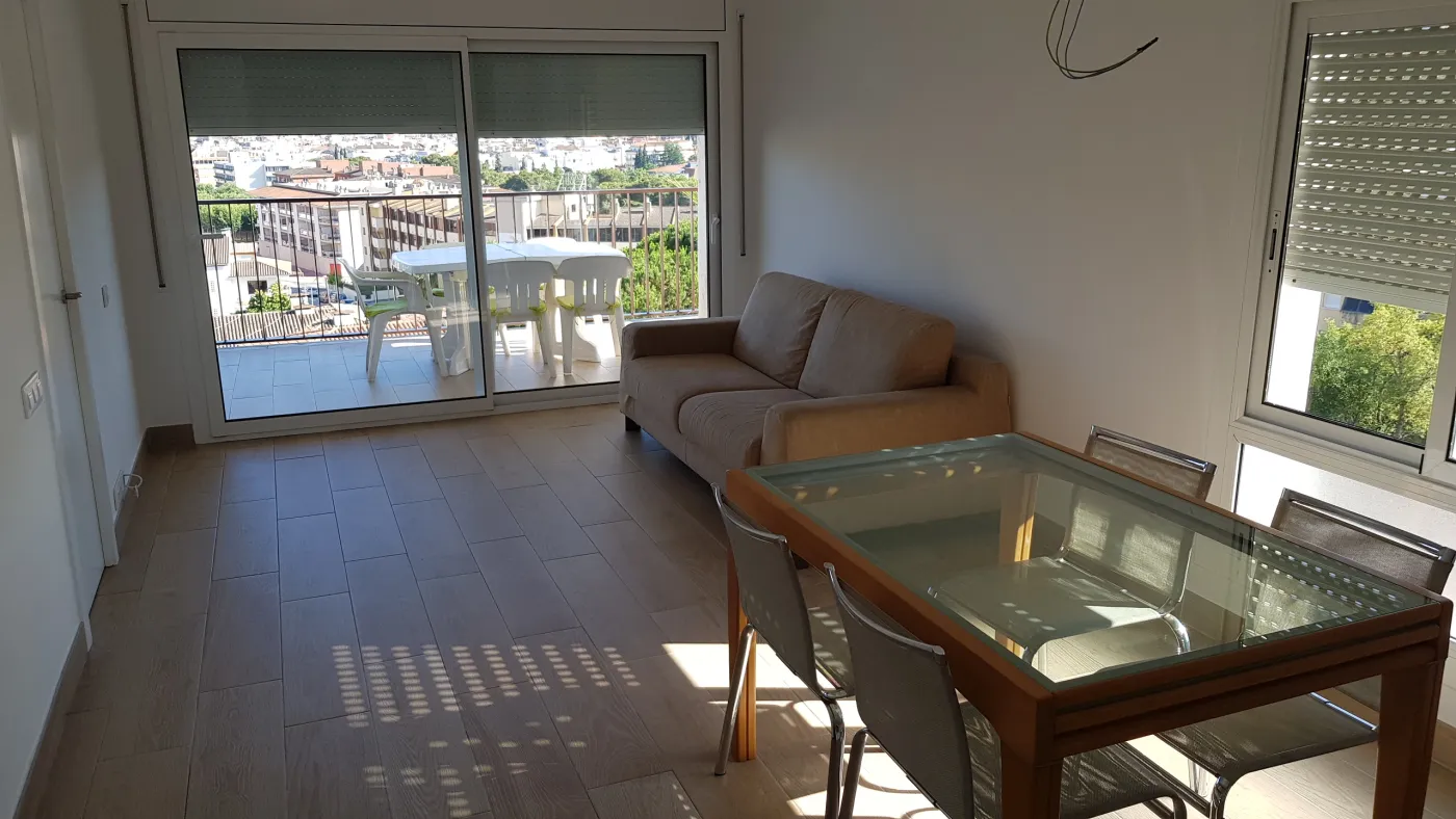 Salón-comedor de un apartamento reformado con vistas en la Costa Brava