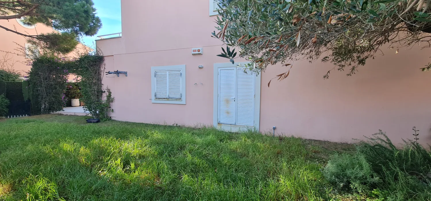 Zona de jardí transformada en terrassa pavimentada (Abans)