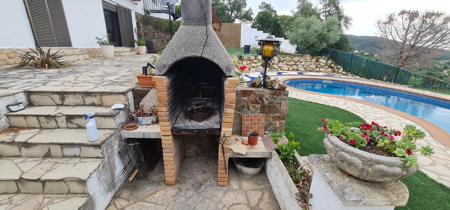 Terrassa amb barbacoa d'obra nova i piscina amb vistes al mar (Abans)